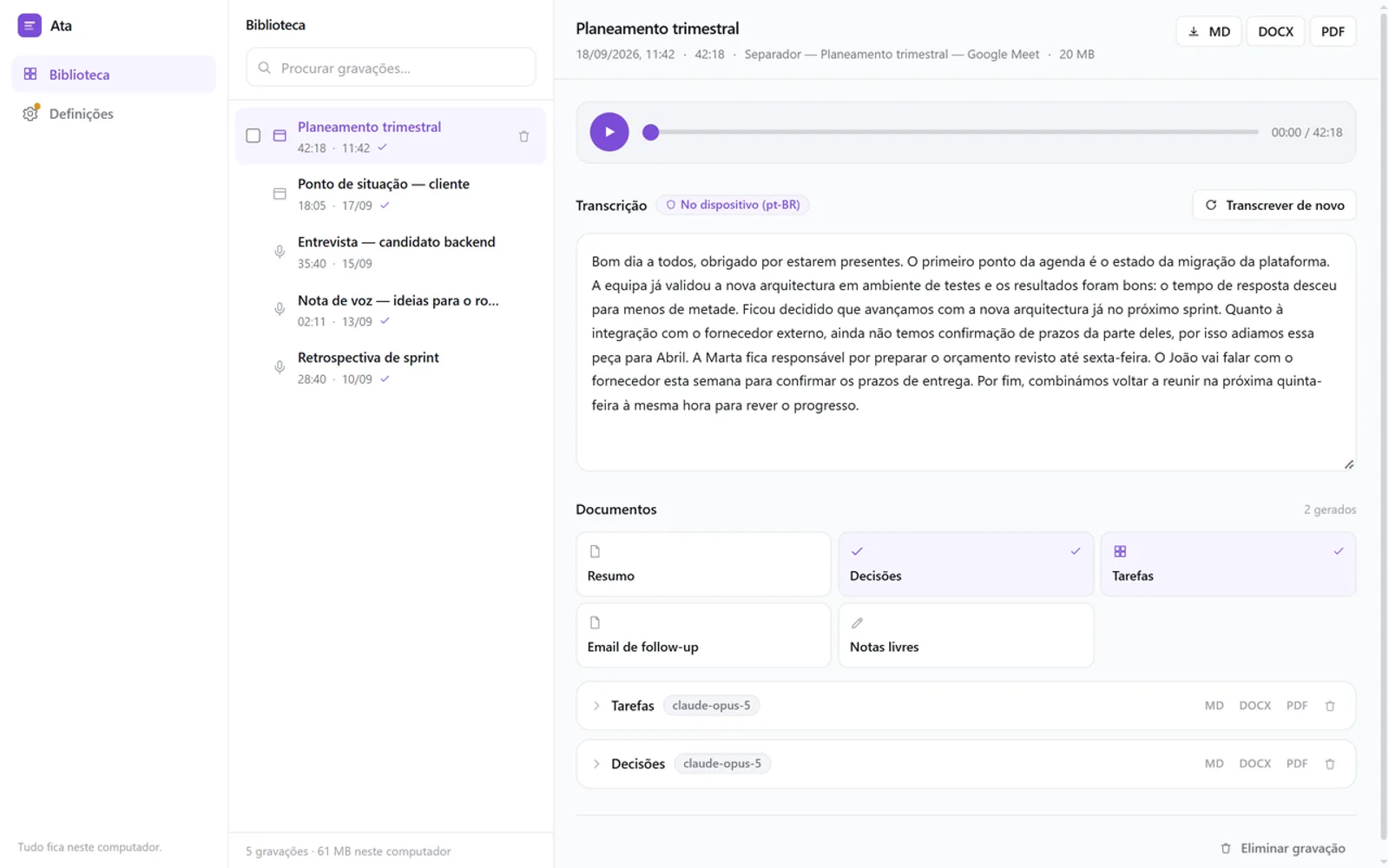 Tudo numa vista — Gravações à esquerda, transcrição editável e documentos gerados à direita. Procura sem acentos e exporta sem sair do ecrã.